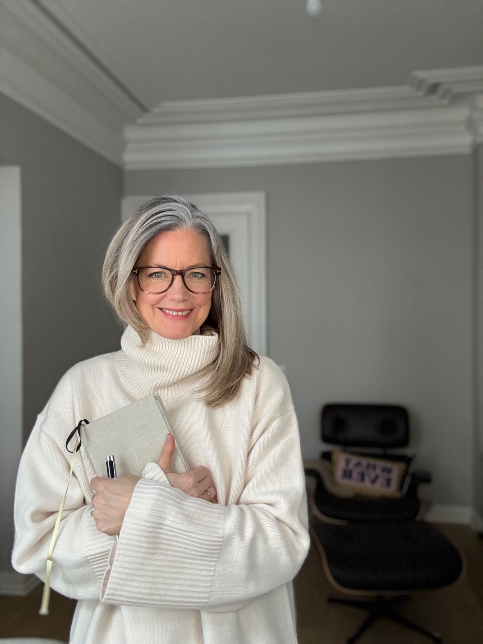 Nina Ritter in einem hellen Pullover